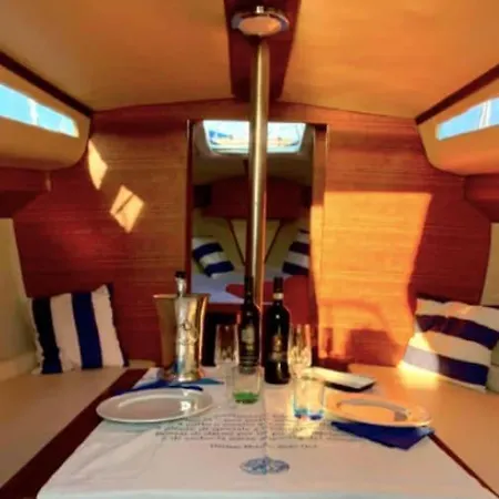 船上ホテル Barca A Vela Blue Marlin ロジニャーノ・ソルヴァイ